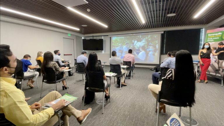 Personas de sala de videoconferencia en capacitación