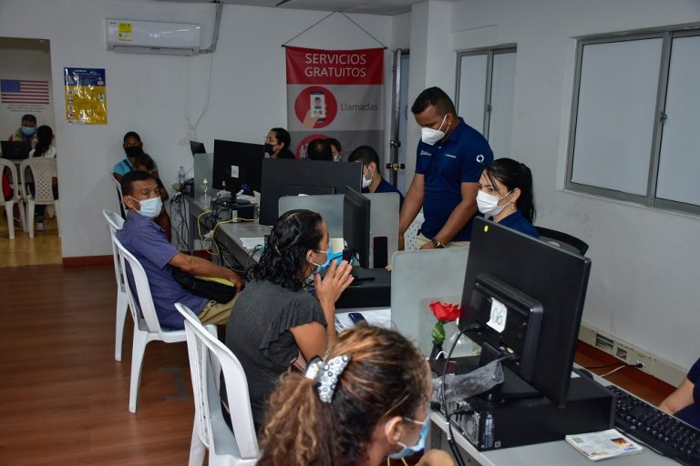 Funcionarios atendiendo en el Centro de Integración Local para Migrantes.