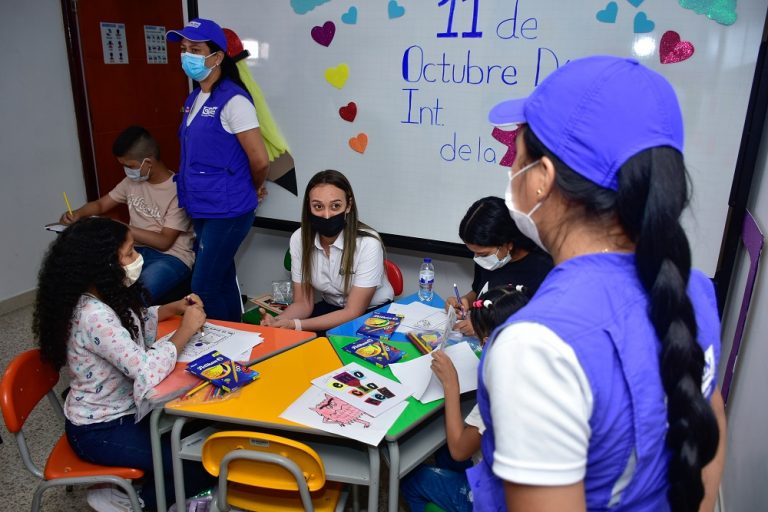 Secretaria de Gobierno, Jeniffer Villarreal con jóvenes en salón.