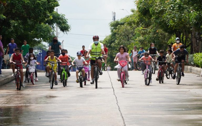 Grupo de niños en bicicletas en ciclovía