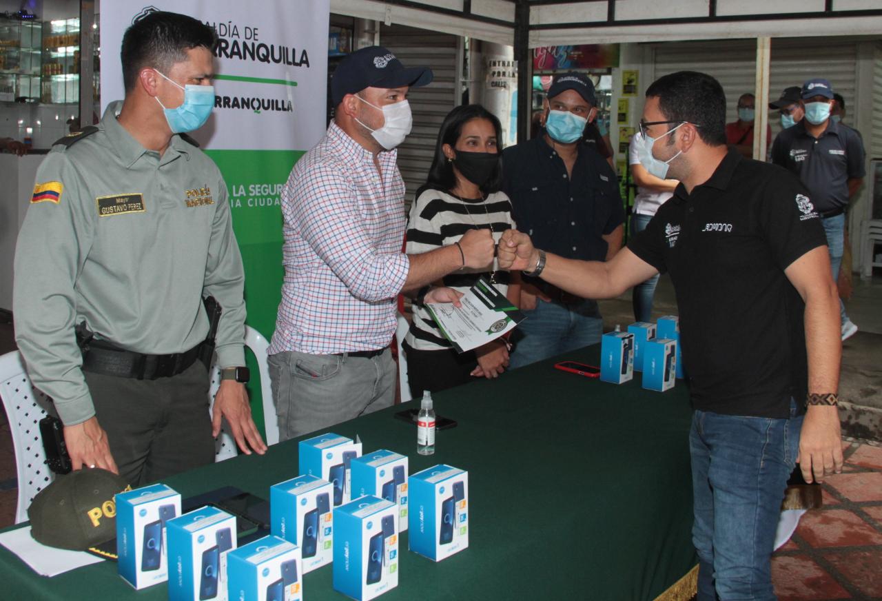 Funcionario saluda a ciudadano en evento.