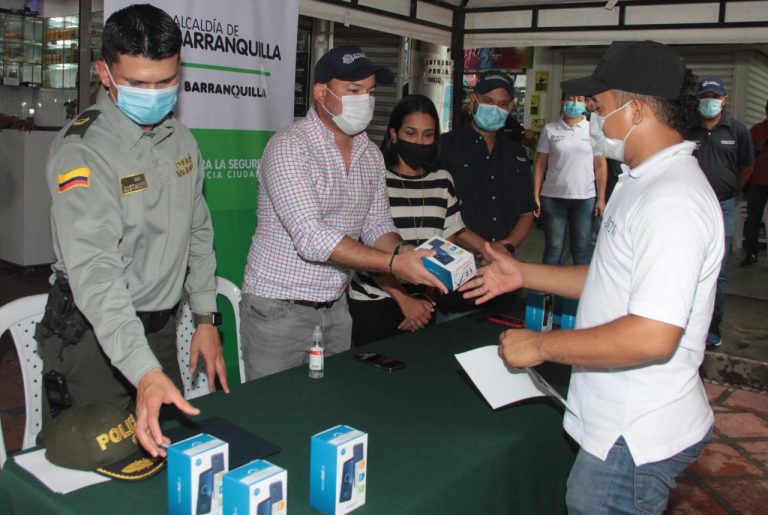 Funcionario de la alcaldía entrega dispositivos de comunicaciones a ciudadano.