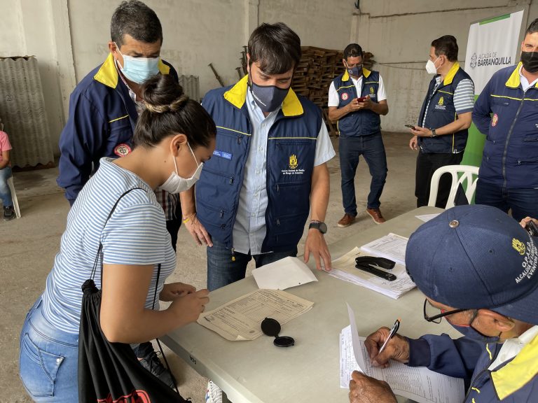 Alcalde Jaime Pumarejo en entrega de materiales para casas.