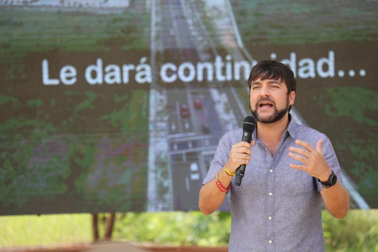 Alcalde Jaime Pumarejo explicando los proyectos que se realizarán en La Loma.