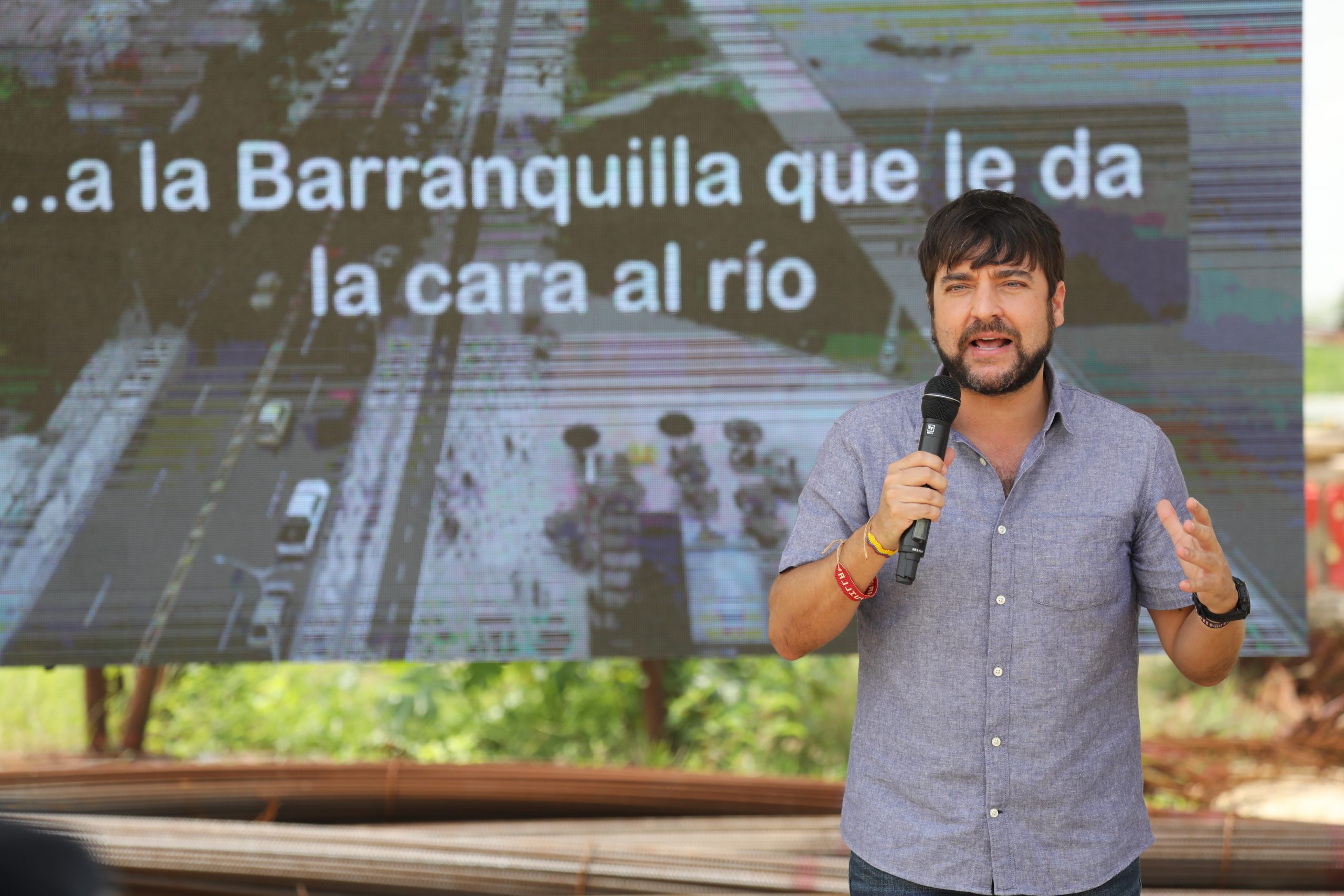 Alcalde Jaime Pumarejo explicando proyectos.