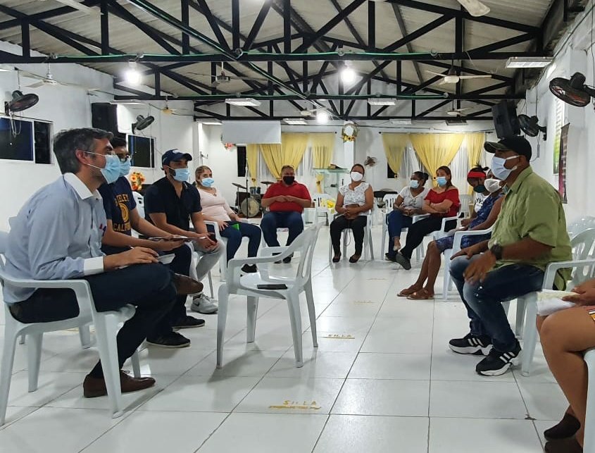 Secretario de Planeación reunido en un salón con ciudadanos