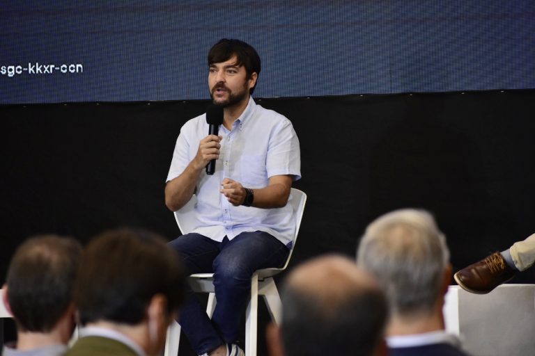 Alcalde Jaime Pumarejo hablando de los avances de Barranquilla con las energías renovables.