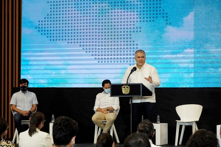 Presidente de la República, Iván Duque Márquez, presidiendo el evento, escucha sentado Jaime Pumarejo.