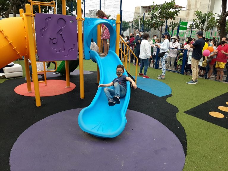 Niños felices en el nuevo parque