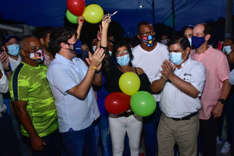 Alcalde Pumarejo celebrando con la comunidad