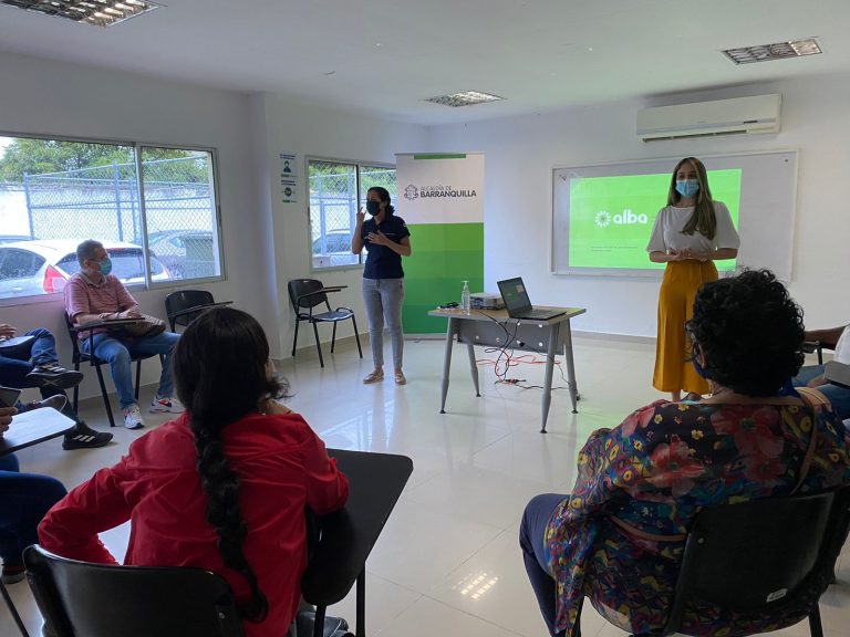 Asistentes recibiendo información por medio de Lenguaje de Señas.