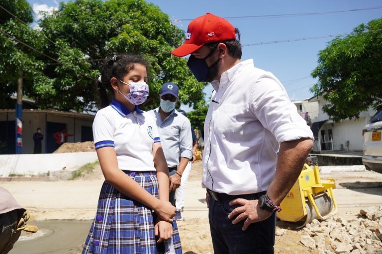 Alcalde Jaime Pumarejo dialogando con una niña en el barrio La Alboraya.