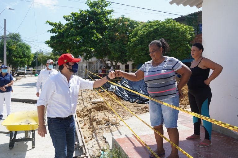 Alcalde Jaime Pumarejo saludando a ciudadana en el barrio La Alboraya.