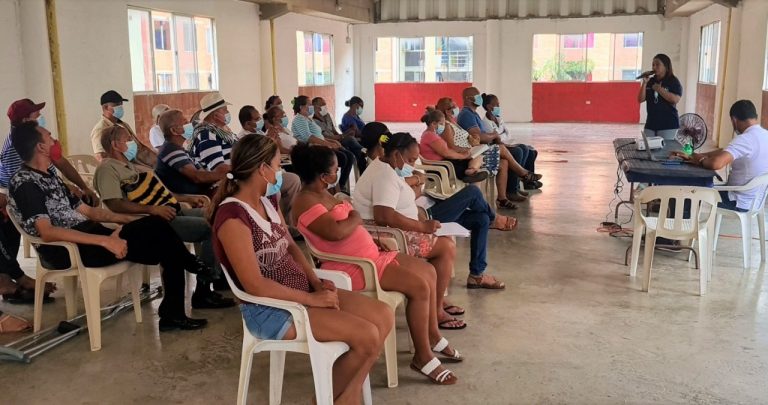 Habitantes de Las Gardenias recibiendo capacitación.