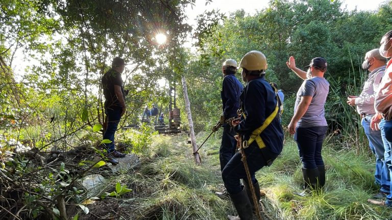 Personal realizando pruebas de pilotaje en Ciénaga de Mallorquín 