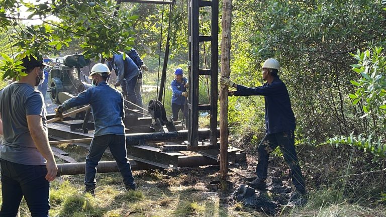 Trabajadores ealizando pruebas de pilotaje en Ciénaga de Mallorquín