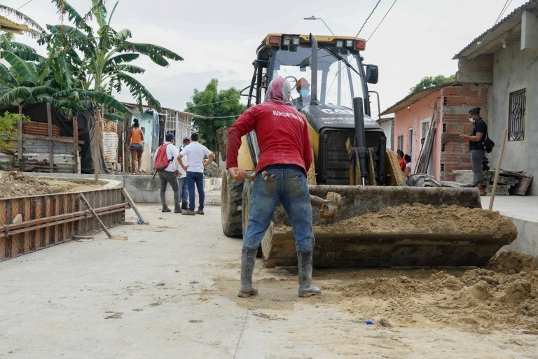 Trabajador con pala moviendo arena