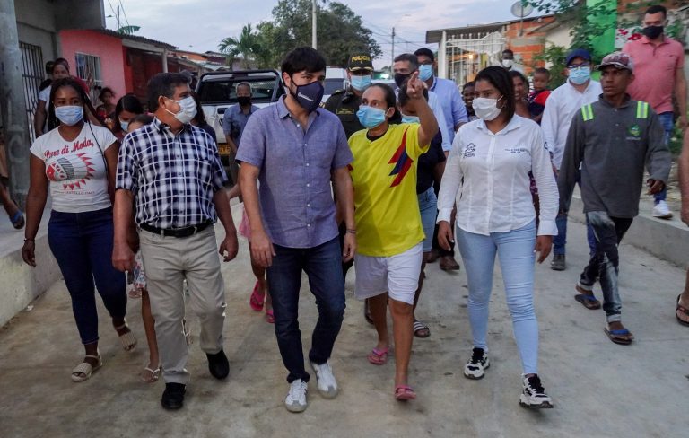 Alcalde Jaime Pumarejo caminando, revisando las obras y hablando con los vecinos del barrio.