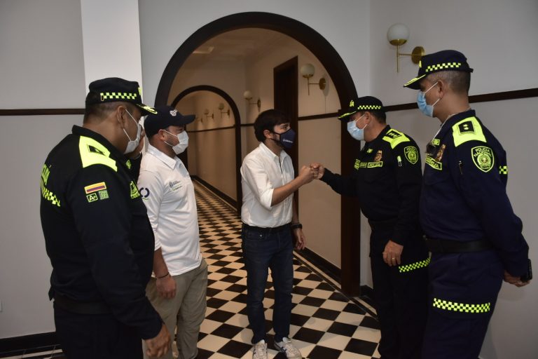 Alcalde Jaime Pumarejo con el jefe de la Oficina para la Seguridad y Convivencia Ciudadana, Nelson Patrón saludando a miembros de la Policía Nacional.