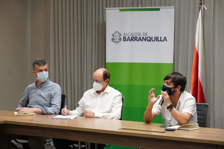 Alcalde Pumarejo hablando en reunión.