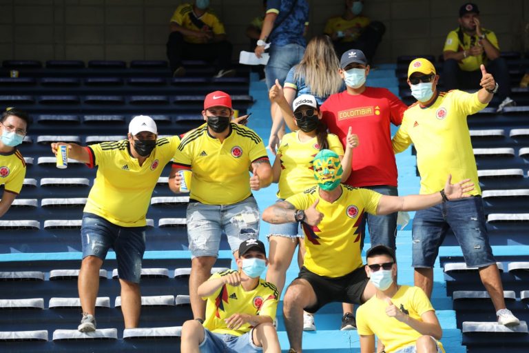 Hinchas celebrando en estadio de futbol