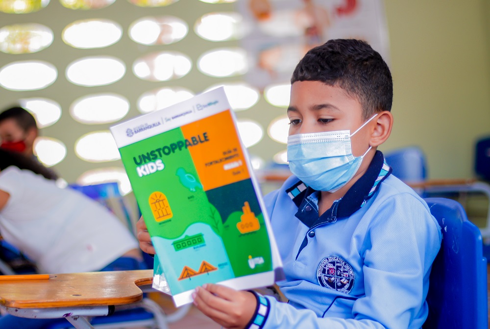 Niño leyendo libro en inglés.