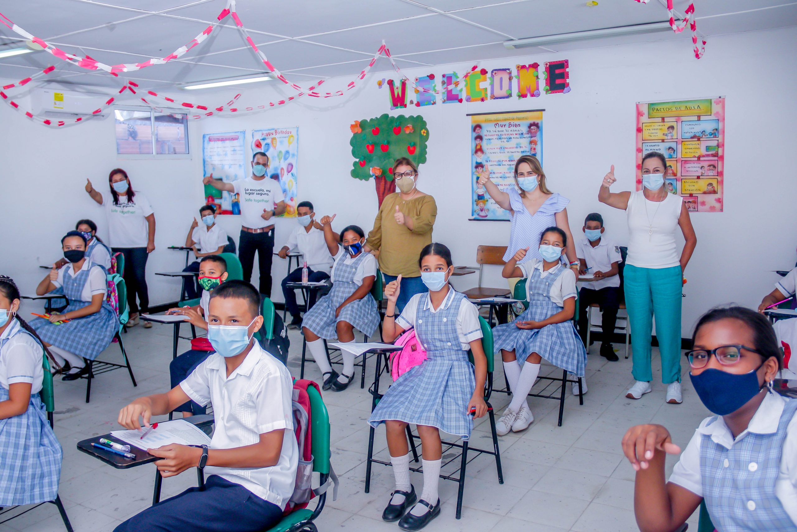 Secretaria de Educación con invitados en salón de clases con estudiantes