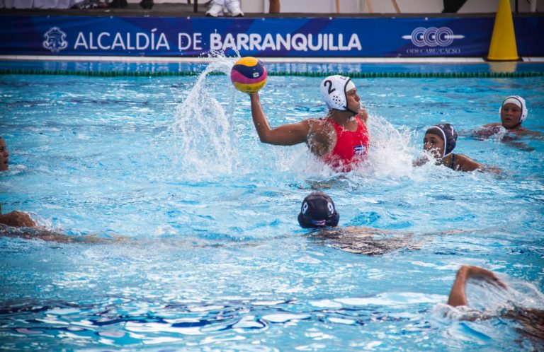 Jugadores en partido de Waterpolo