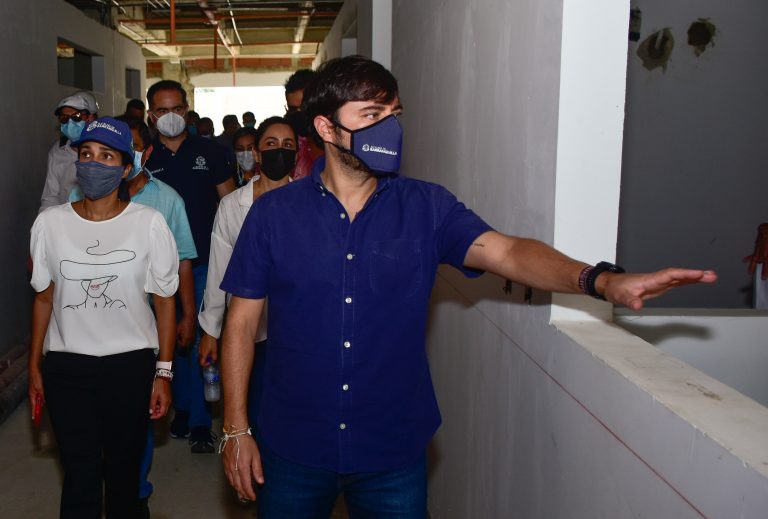 Alcalde Pumarejo inspeccionando obras en el CAMINO Nazareth.