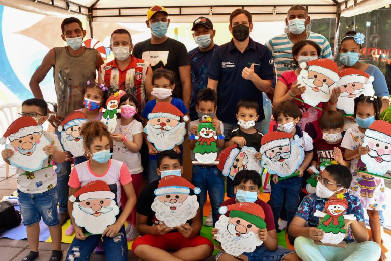 Niños mostrando sus trabajos en taller navideño