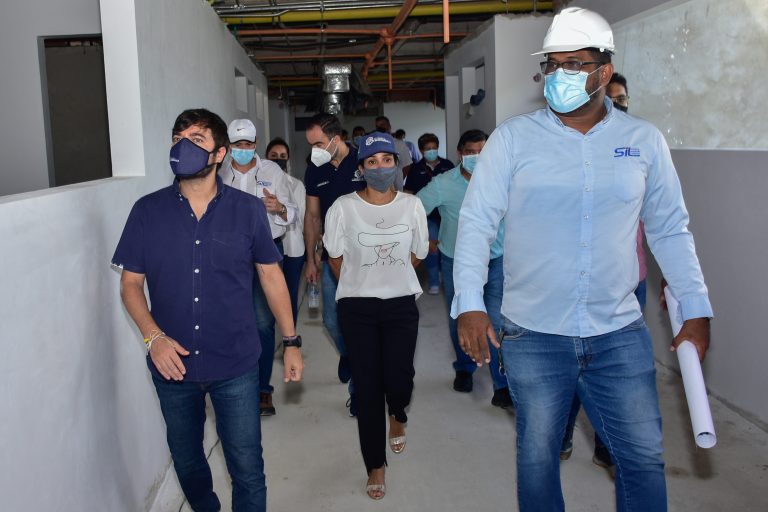 Alcalde Pumarejo en compañia de constructores en el CAMINO Nazareth.