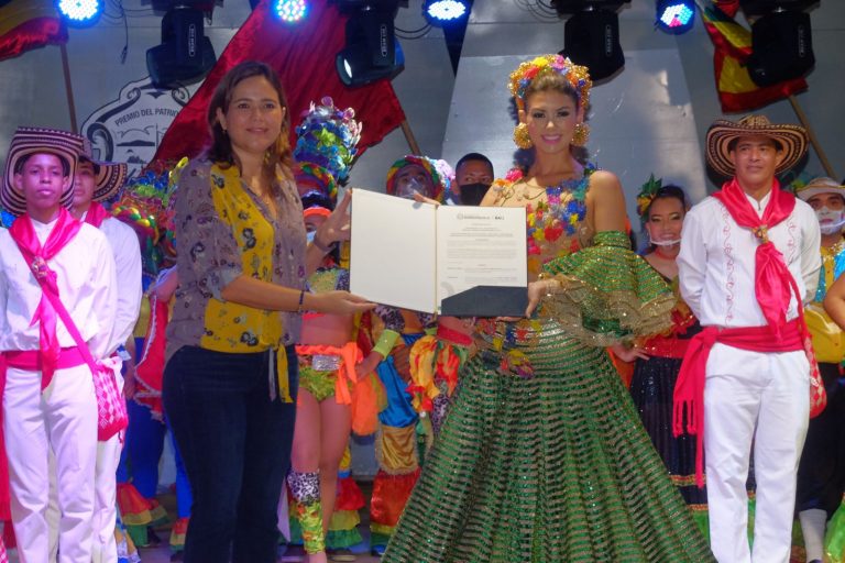 Reina del carnaval recibiendo reconocimiento.