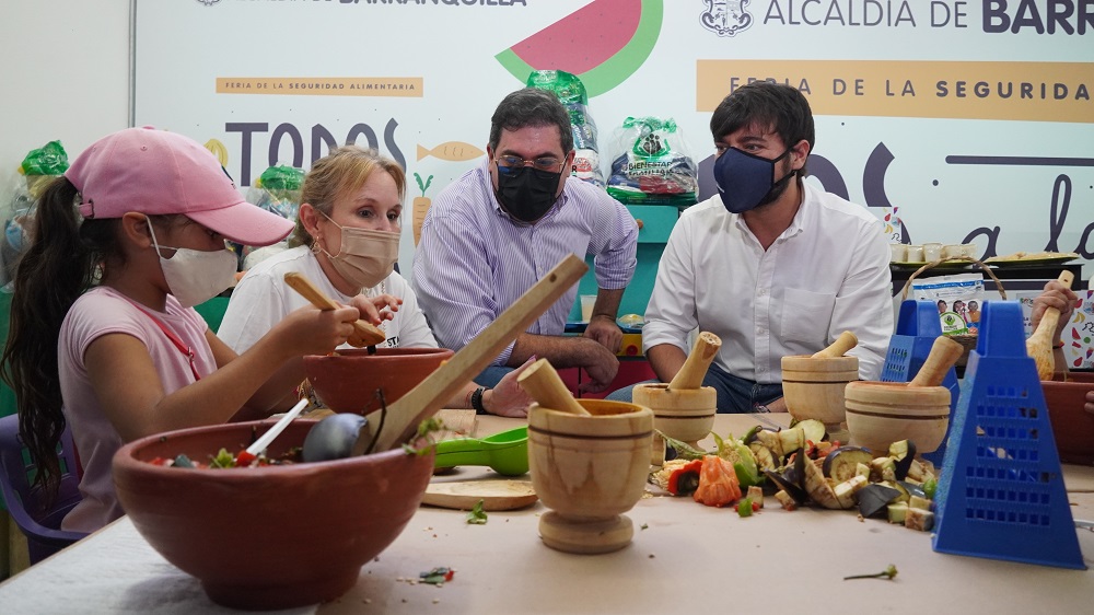 Alcalde Pumarejo en stan de elaboración de alimentos de la feria