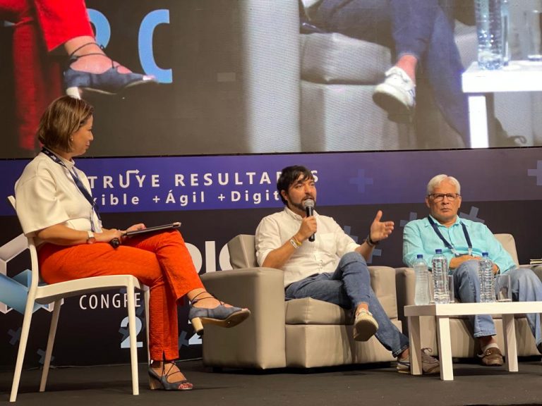 Alcalde Pumarejo hablando en el congreso de Andicom