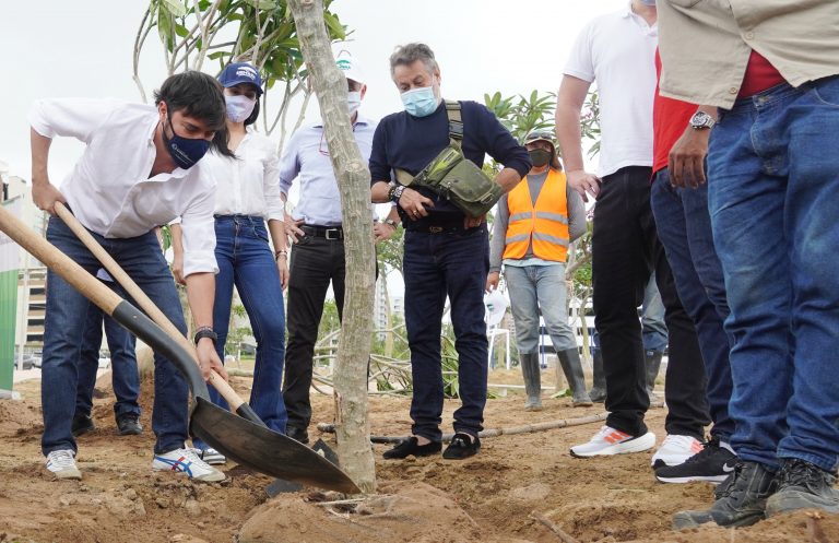 Alcalde Jaime Pumarejo, sembrando arbol.