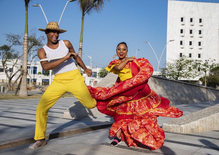 pareja de danzantes bailando.