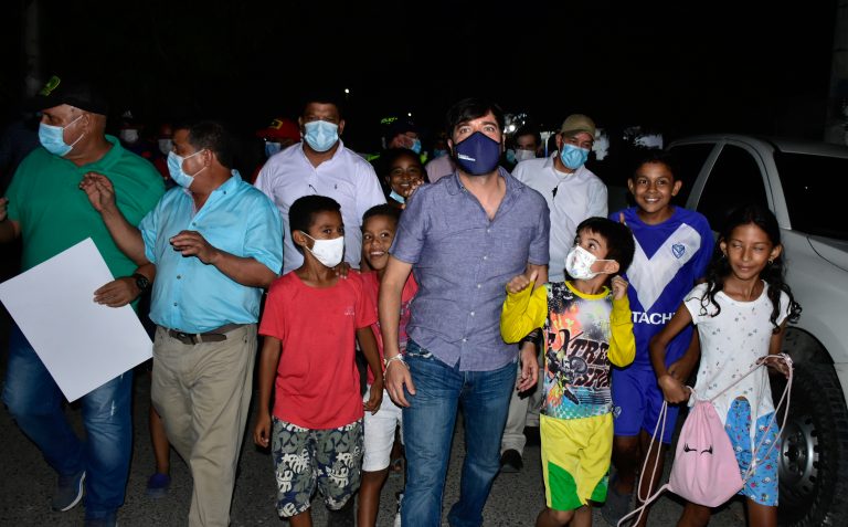 Niños del barrio San Luís con el alcalde Pumarejo