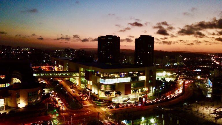 Panorámica aérea nocturna de Barranquilla