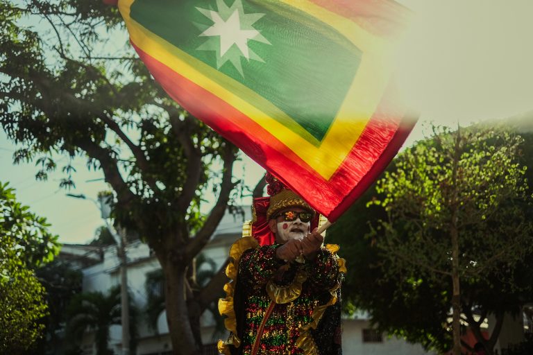 Danzante de carnaval con bandera