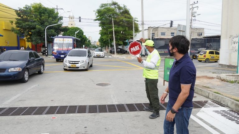 Alcalde Pumarejo en calle que canaliza el arroyo La Felicidad