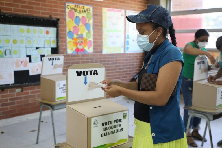 Mujer ejerciendo el derecho al voto en elecciones de JAC