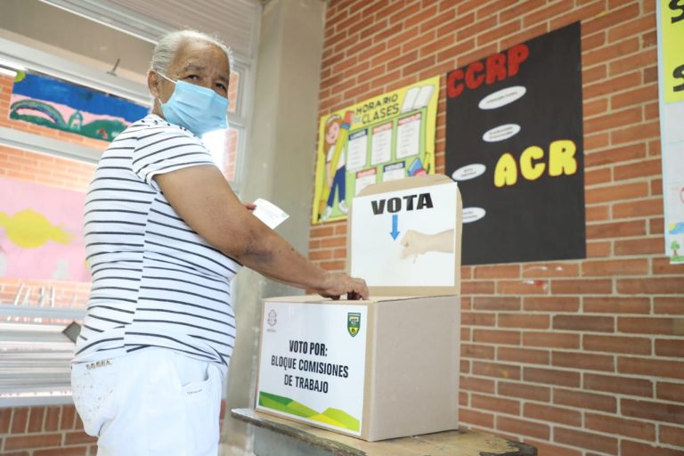 Ciudadana votando en elecciones de dignatarios de las Juntas de Acción Comunal