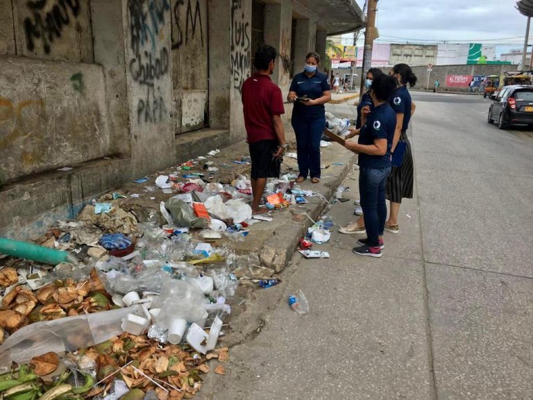 Funcionarios en jornadas de sensibilización para erradicar botaderos a cielo abierto.