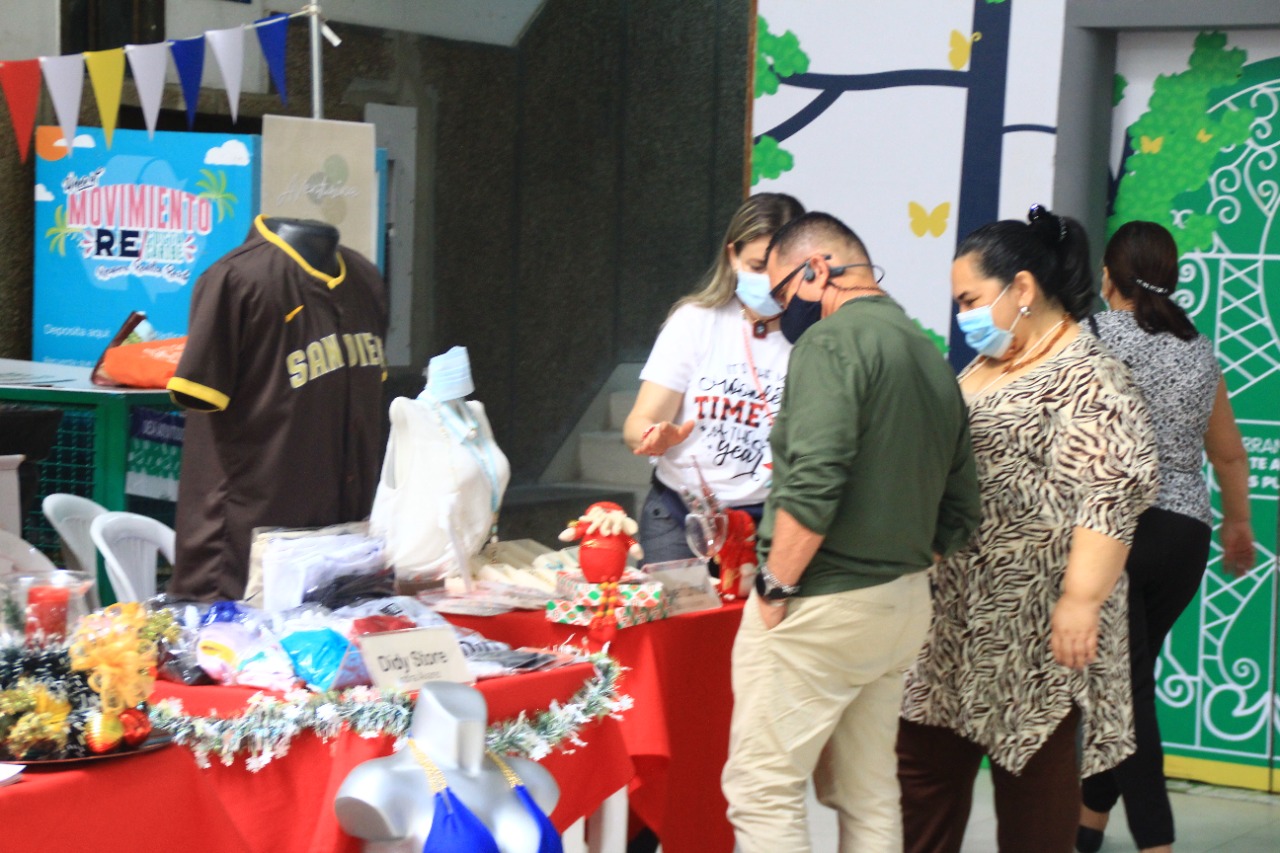 Funcionarios visitando feria