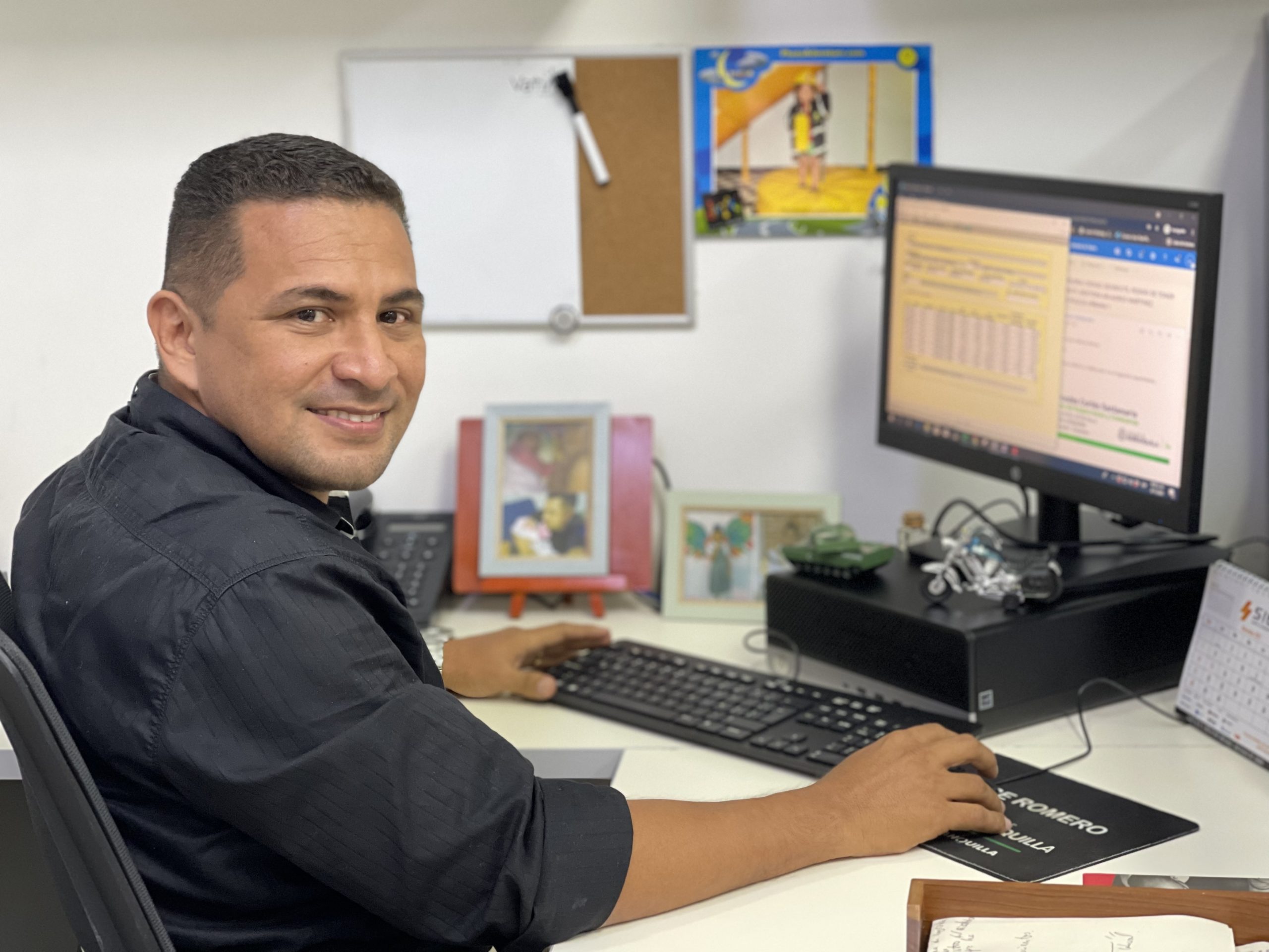 Jose Romero O. en su lugar de trabajo