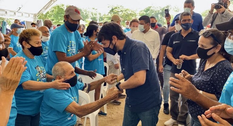 Alcalde Jaime Pumarejo, saludando a la comunidad en el parque San Isidro