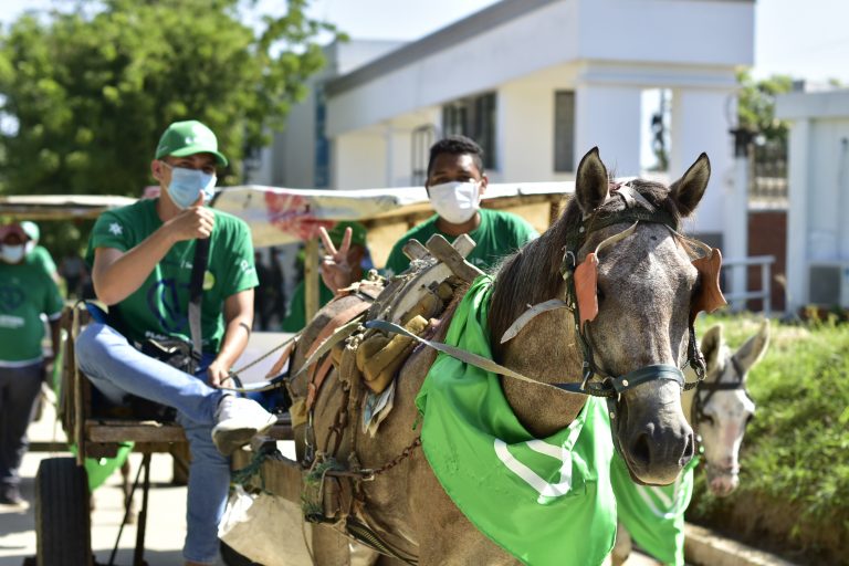 Carromulero sobre vehículo de tracción animal.