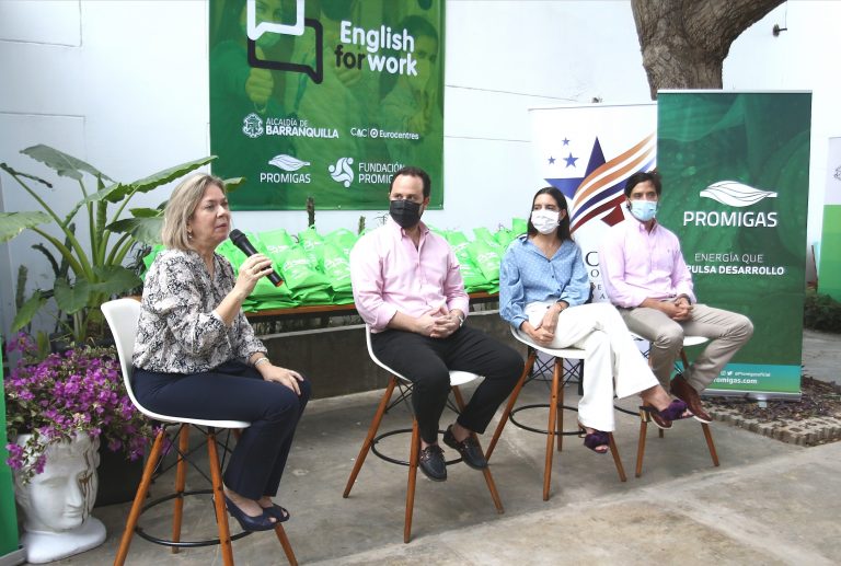 Directora ejecutiva de AmCham Barranquilla, Vicky Ibáñez dirigiéndose a los asistentes.