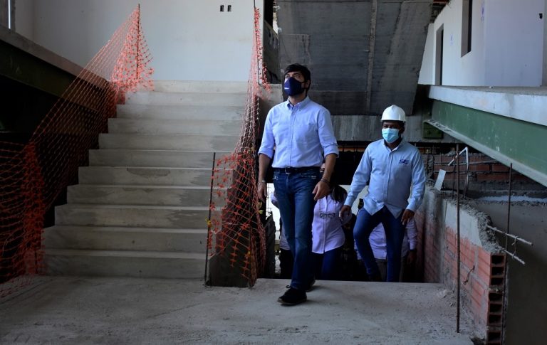 Alcalde Jaime Pumarejo durante recorriendo remodelación del Camino del Hospital de Barranquilla.