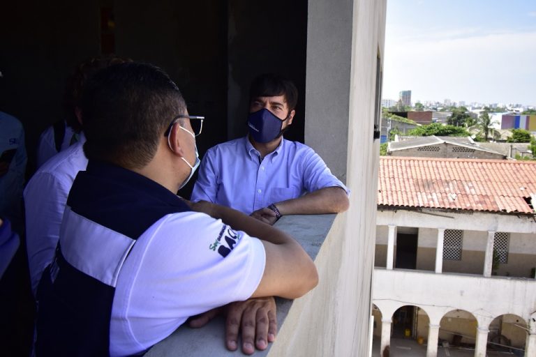 Alcalde Jaime Pumarejo visitando la remodelación del Camino del Hospital de Barranquilla.